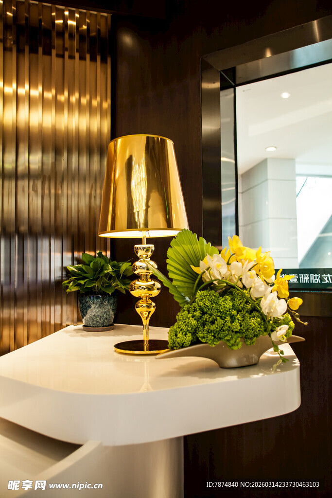 奢华台灯搭配精致花卉摆件