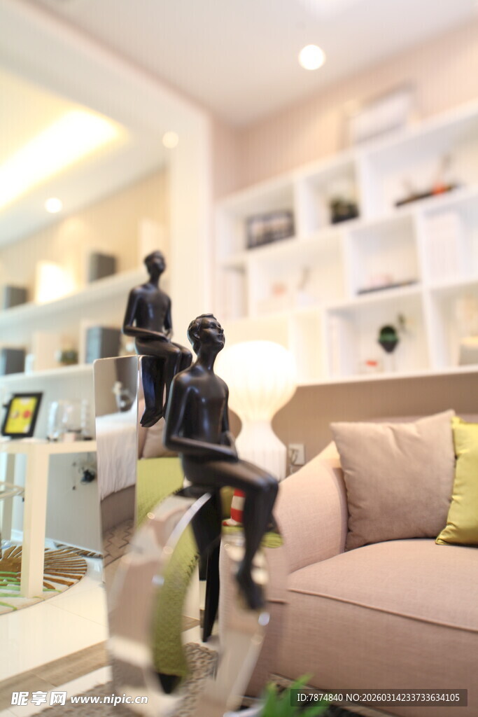 室内家居场景中的人物摆件