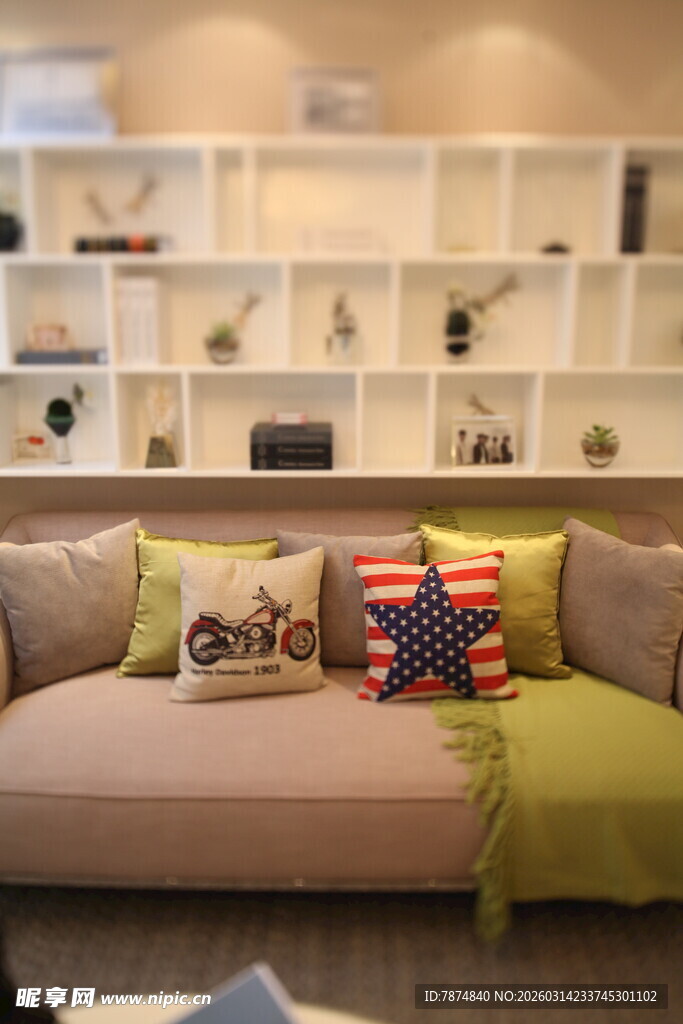 温馨客厅沙发与多彩抱枕