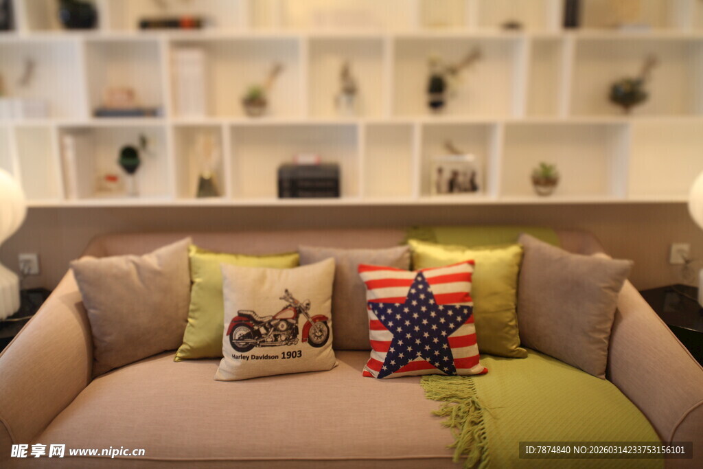 温馨客厅沙发与多彩抱枕