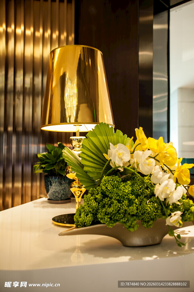 奢华台灯搭配精致花卉摆件