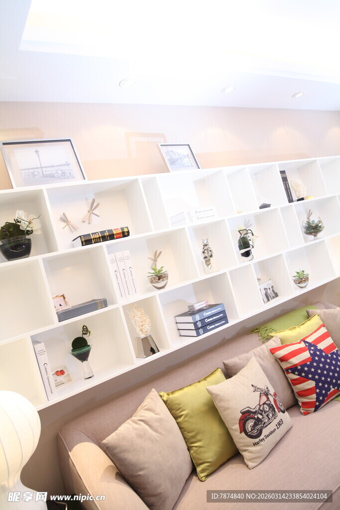 简约客厅置物架温馨一角