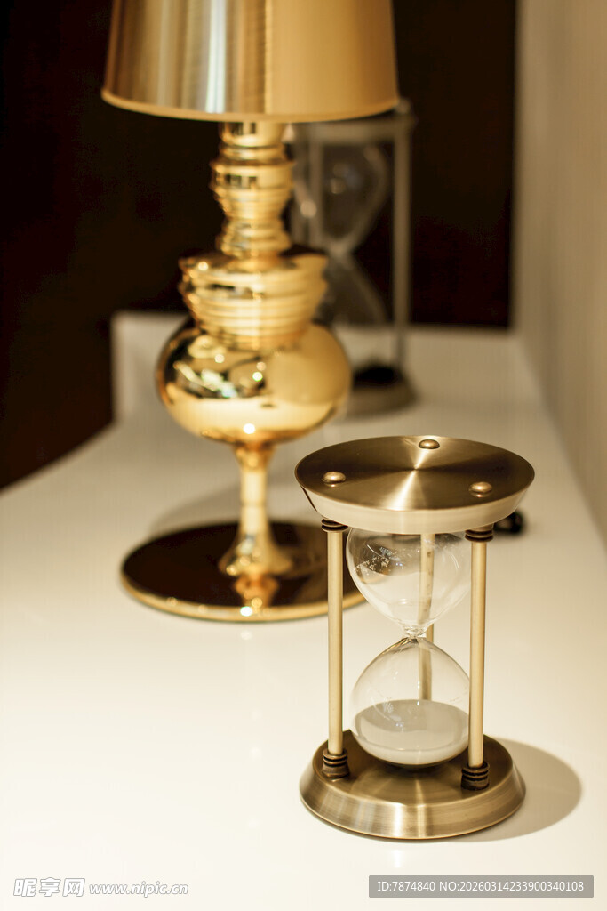 精致金属沙漏与台灯摆件