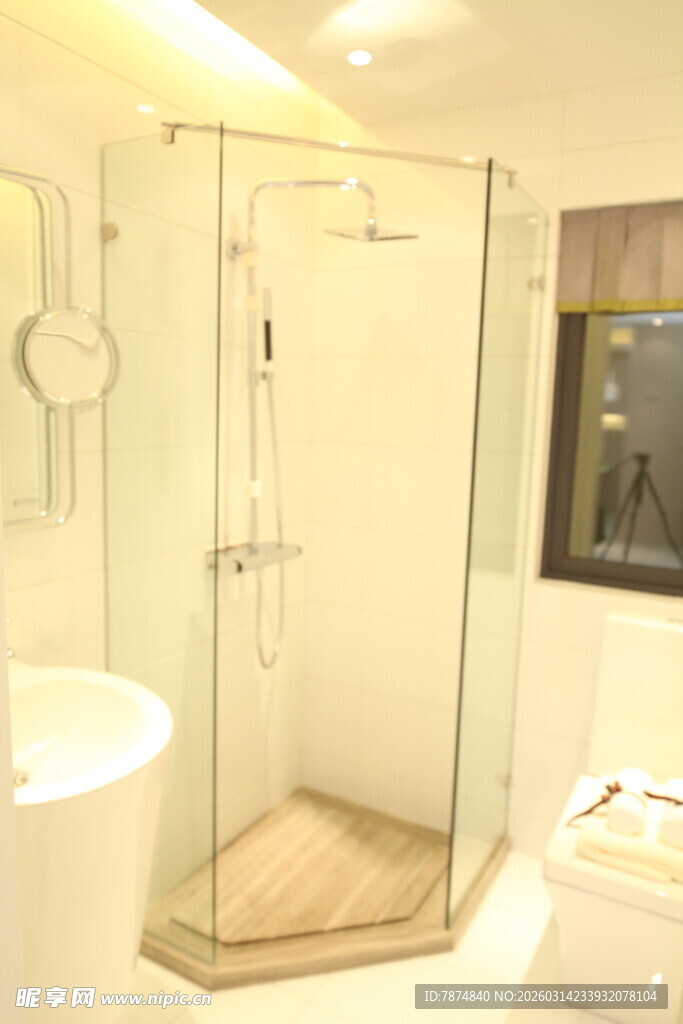 现代简约风格玻璃淋浴房