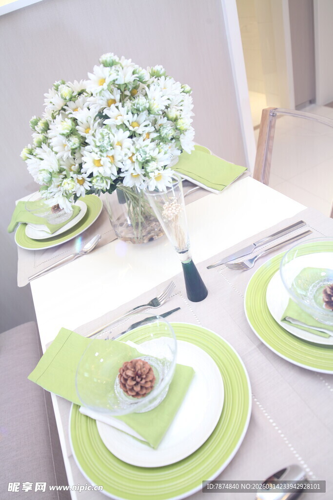清新绿白搭配餐桌布置