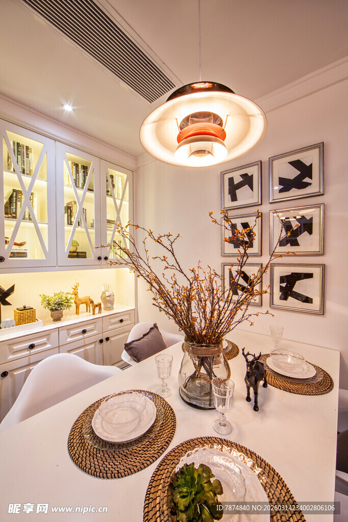 现代简约风温馨餐厅一角