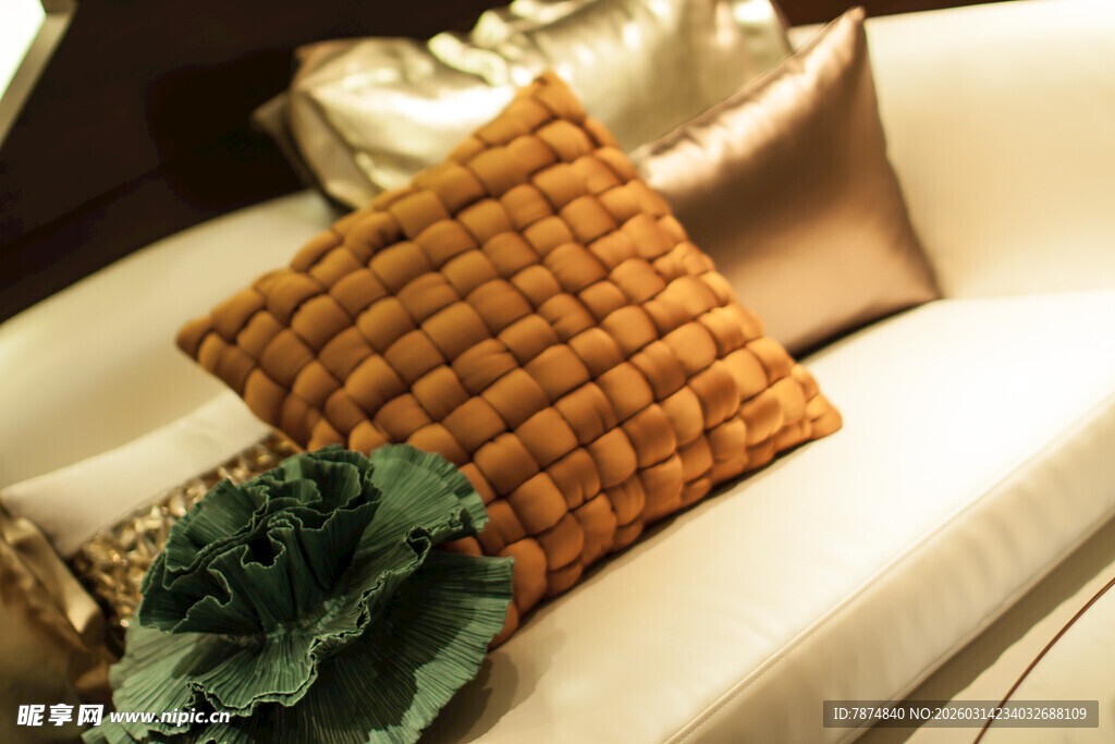 沙发上的精致抱枕与绿植