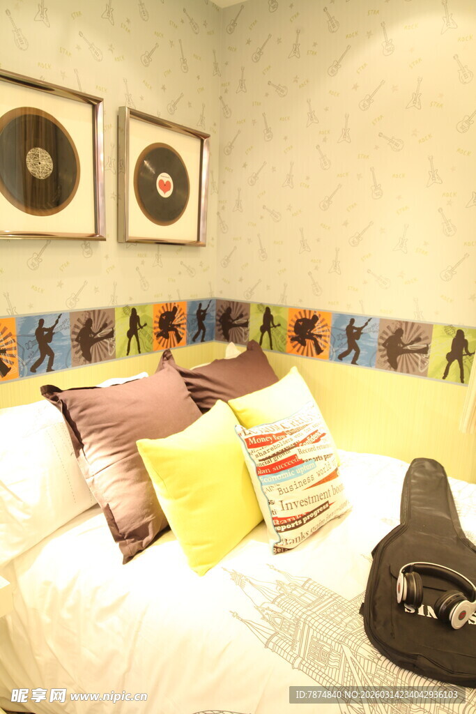 温馨卧室舒适床铺装饰图