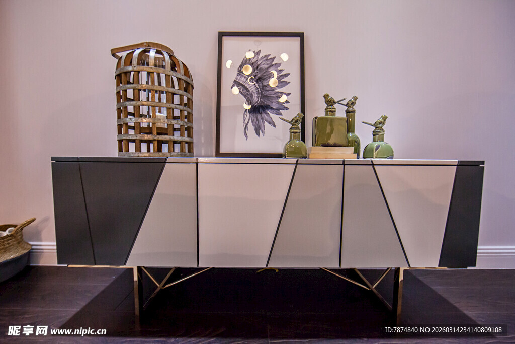 现代简约风格的精致边柜