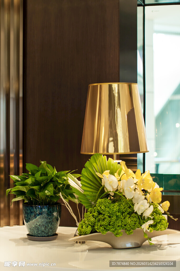 精致台灯搭配花卉摆件