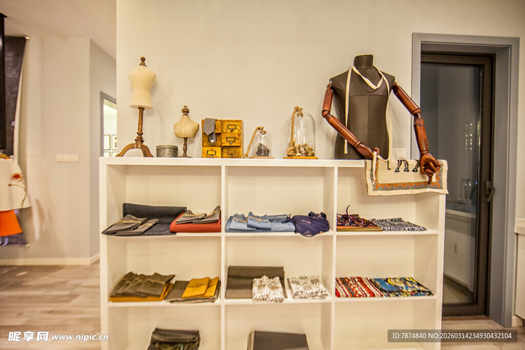 时尚服饰陈列架展示