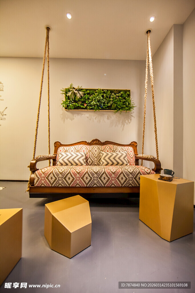 温馨客厅沙发绿植装饰场景