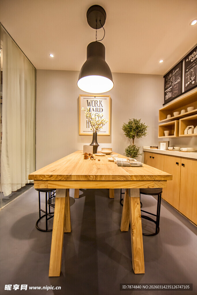简约风温馨木质餐厅空间