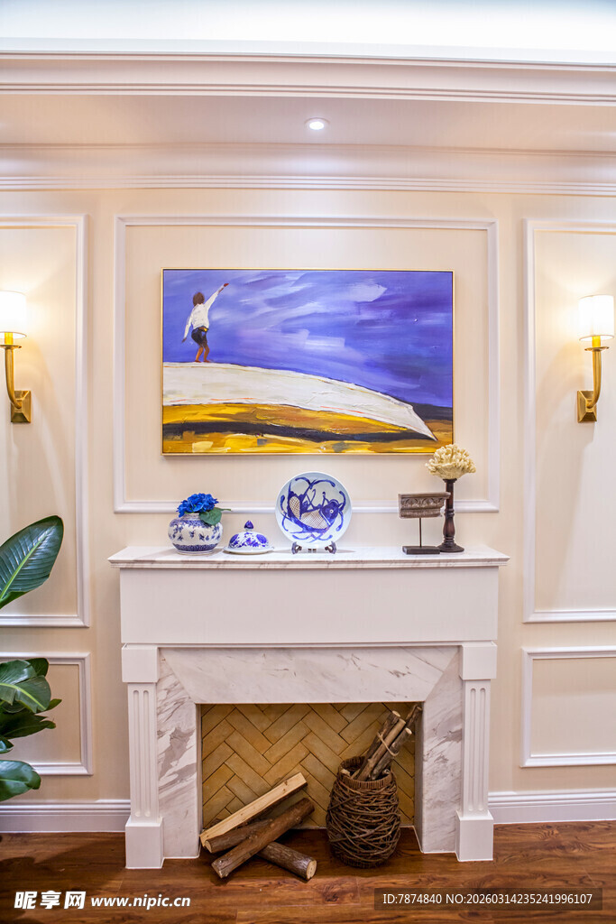 简约客厅的艺术壁炉装饰