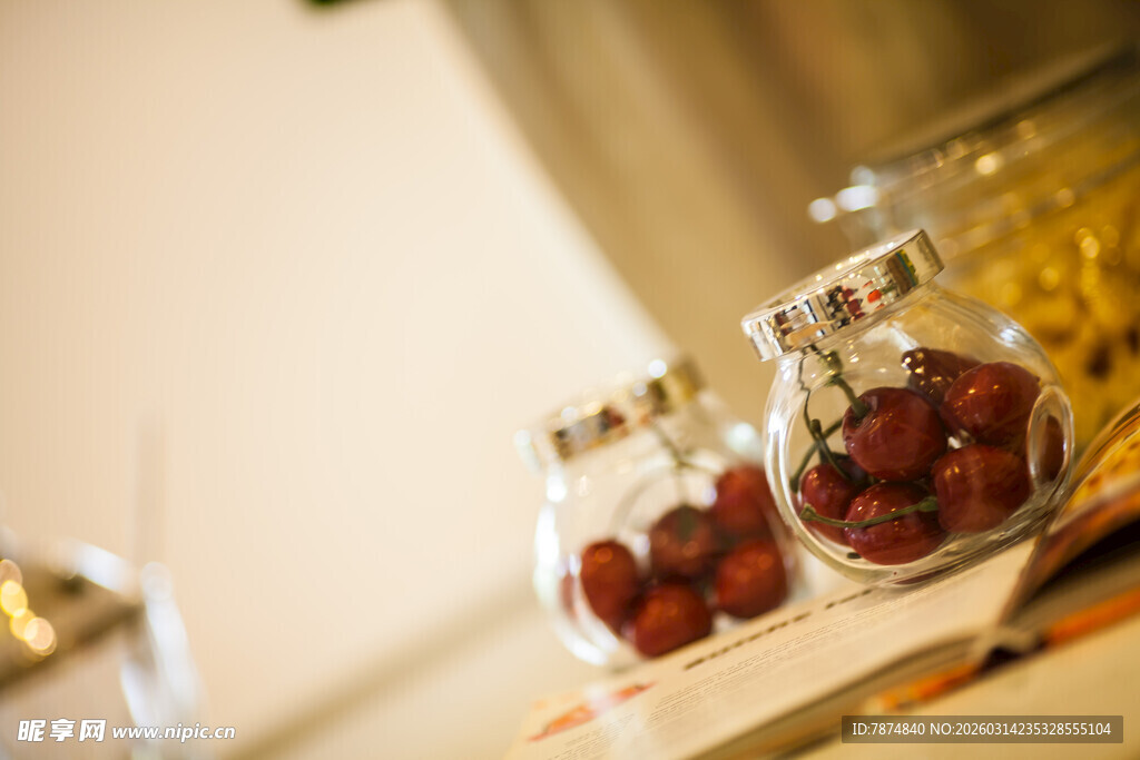 玻璃罐中的新鲜草莓