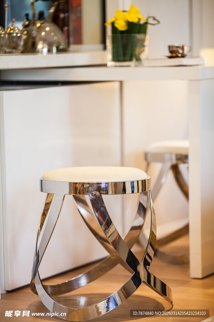 现代简约金属质感时尚凳