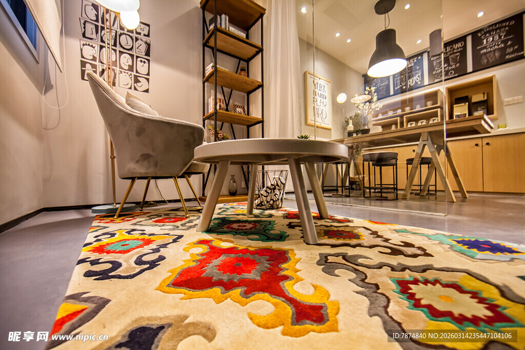 多彩地毯装点温馨室内空间