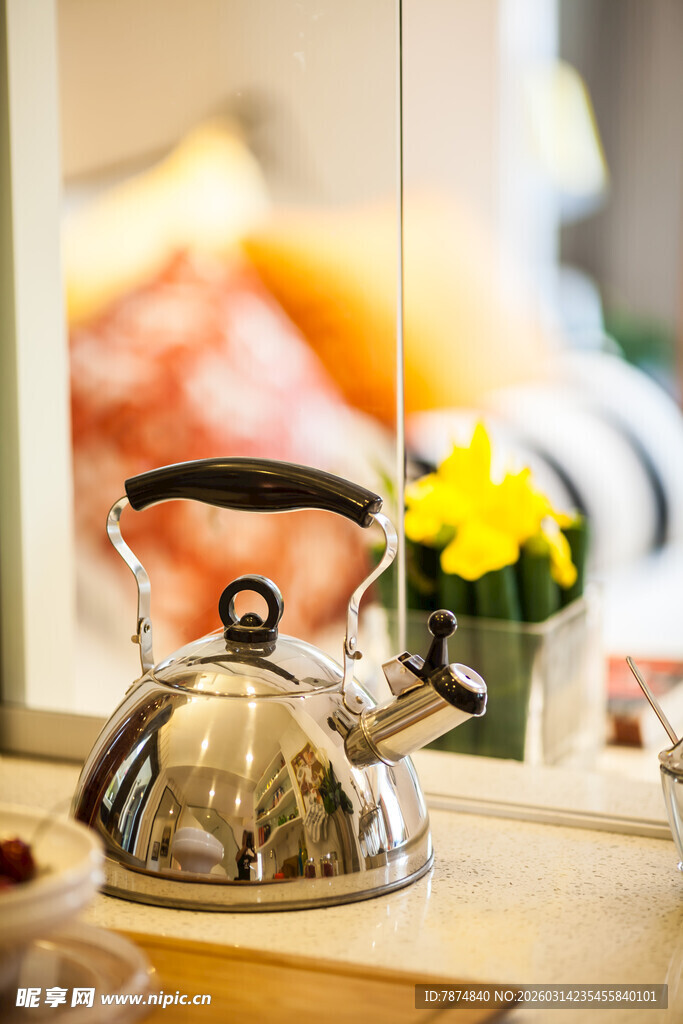 厨房台面上的银色水壶