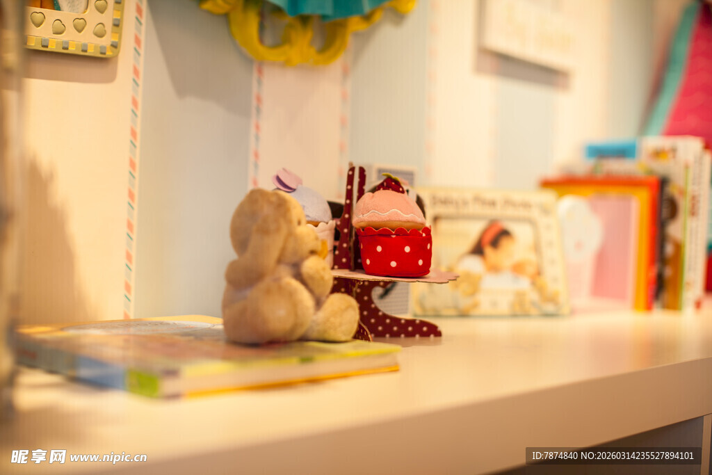 可爱小熊摆件装点温馨角落