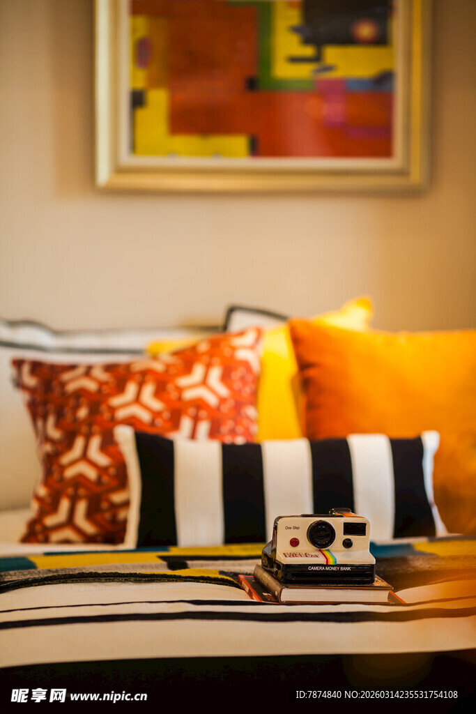 多彩抱枕装点温馨角落