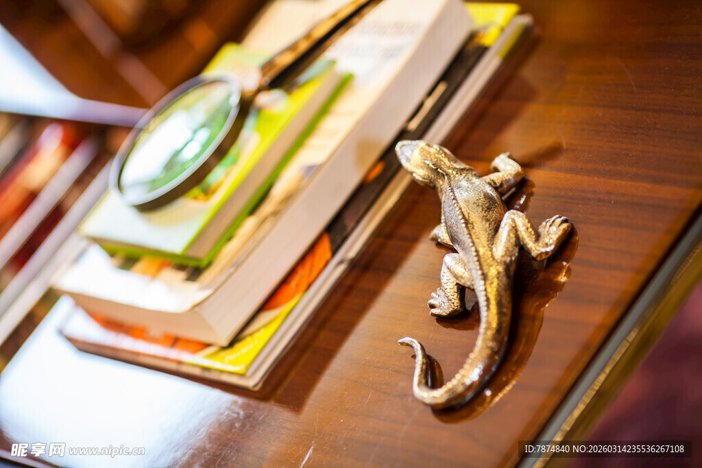 书间金蜥蜴摆件