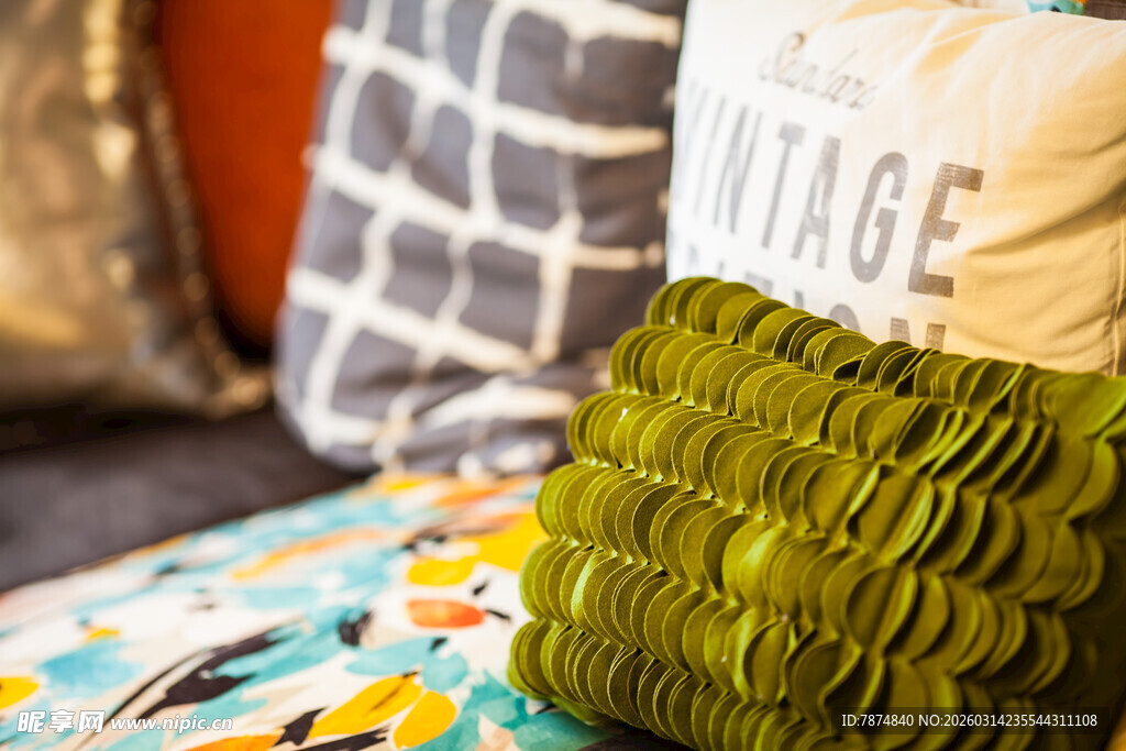 多彩抱枕装点温馨家居空间