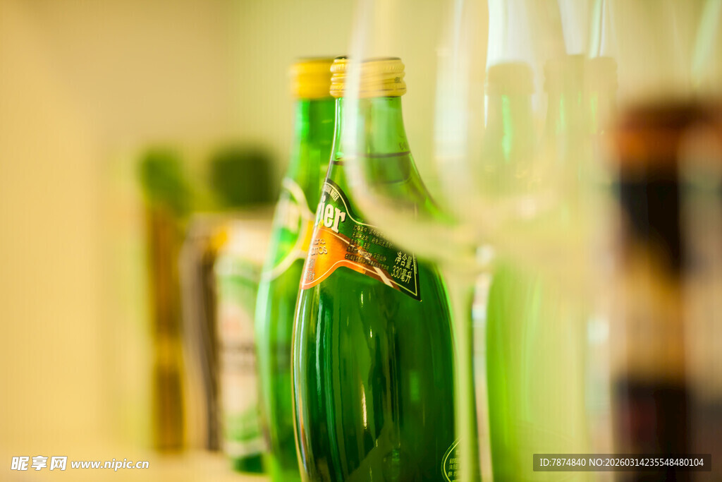 绿色啤酒瓶与酒杯陈列