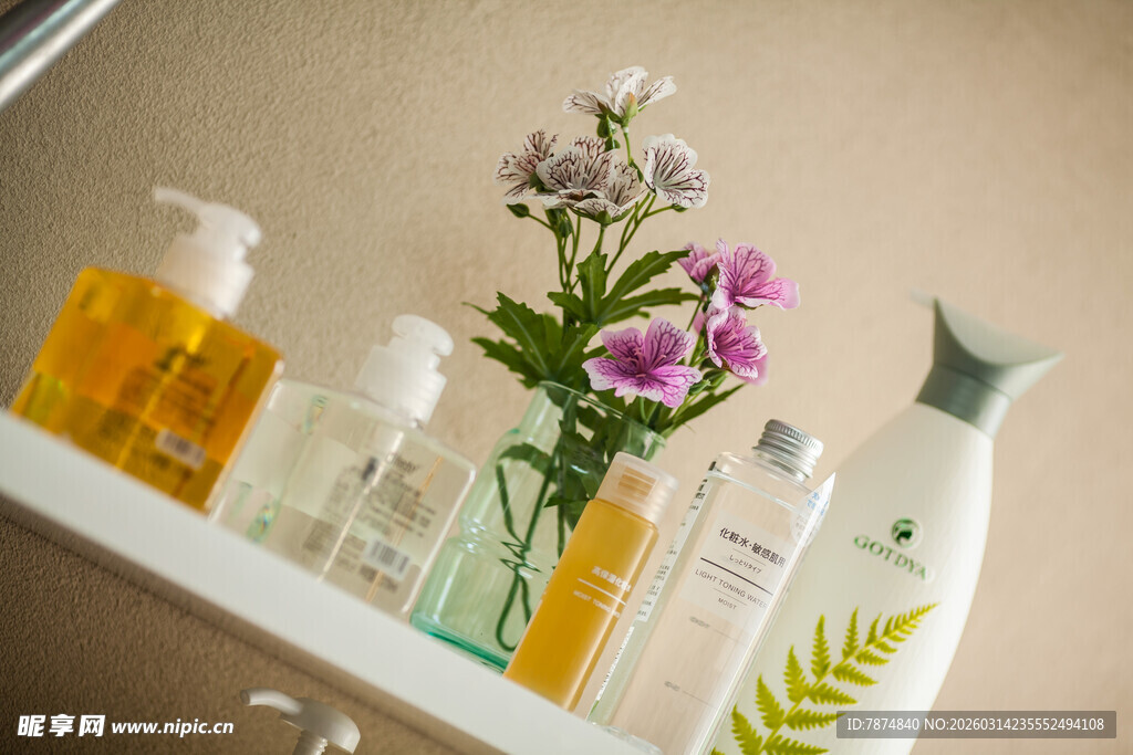 精致瓶罐与花卉的优雅组合