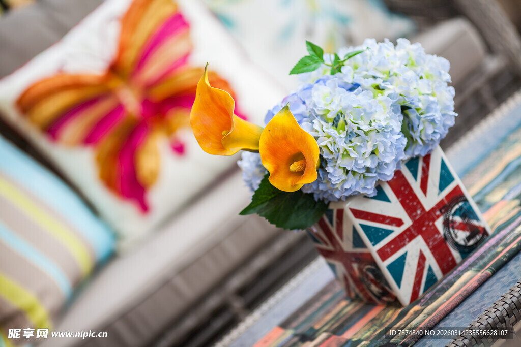 英式风花瓶中多彩花卉