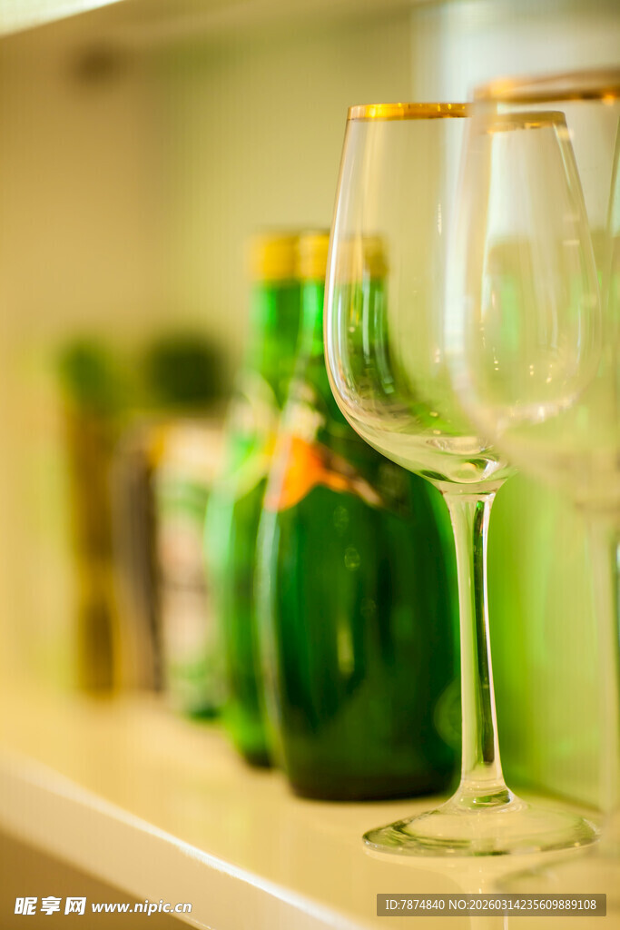 吧台上的酒杯与瓶装饮品