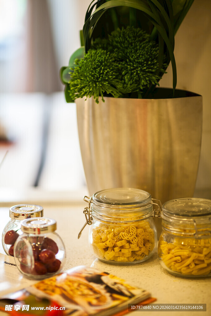 厨房台面上的多样食材