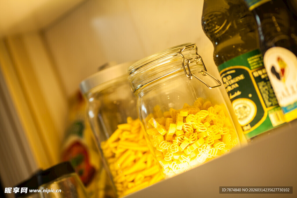 玻璃罐中的黄色通心粉