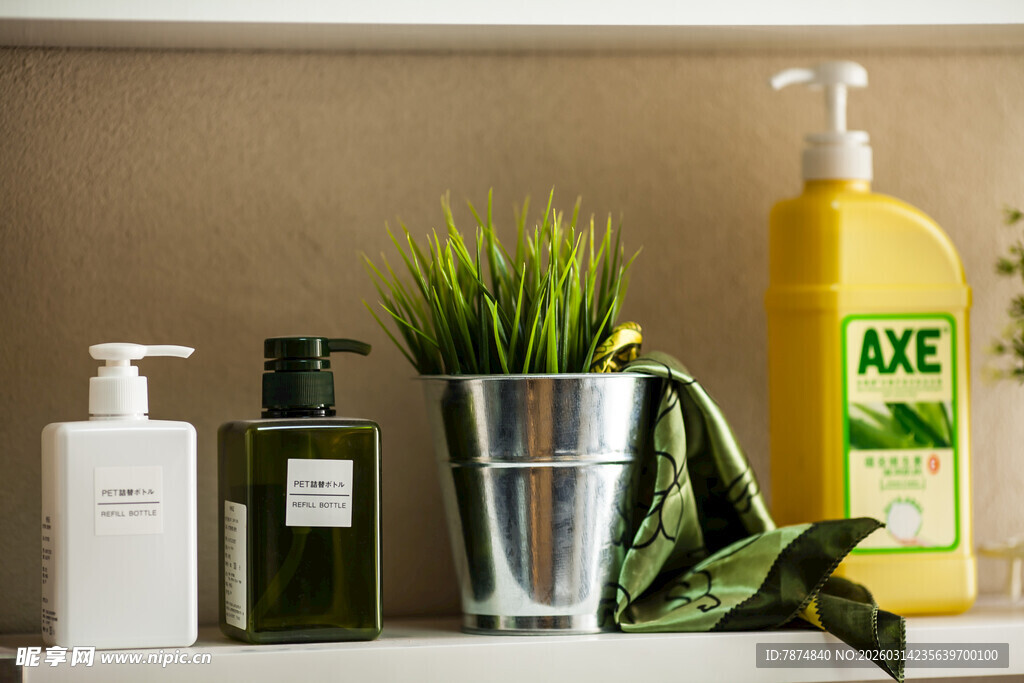 清新家居清洁与绿植组合