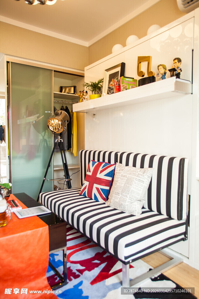 时尚条纹沙发客厅一角