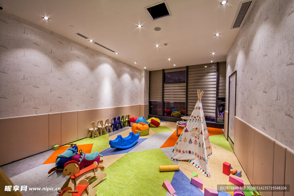室内儿童游乐区多彩场景