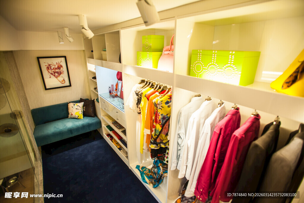 时尚衣帽间展示多样服饰