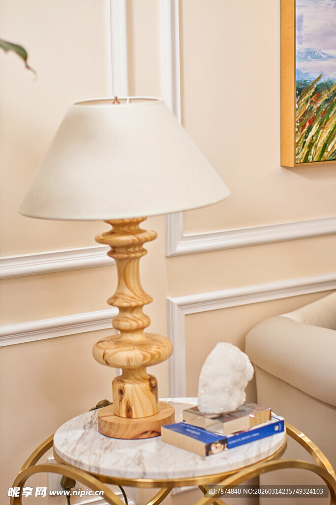 金色台灯置于精致小桌