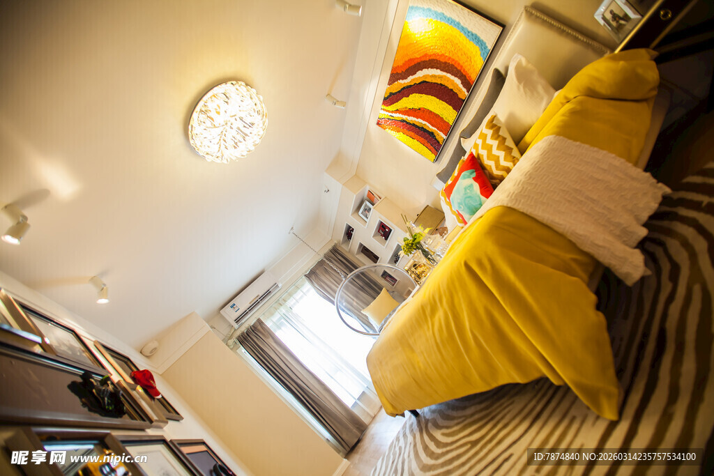 温馨卧室一角的舒适场景