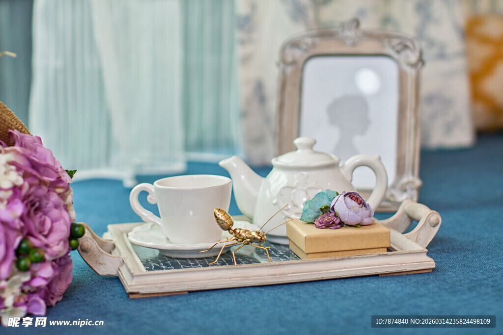 精致茶具与花卉装饰摆件