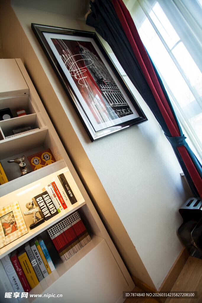 温馨家庭角落的书架与挂画