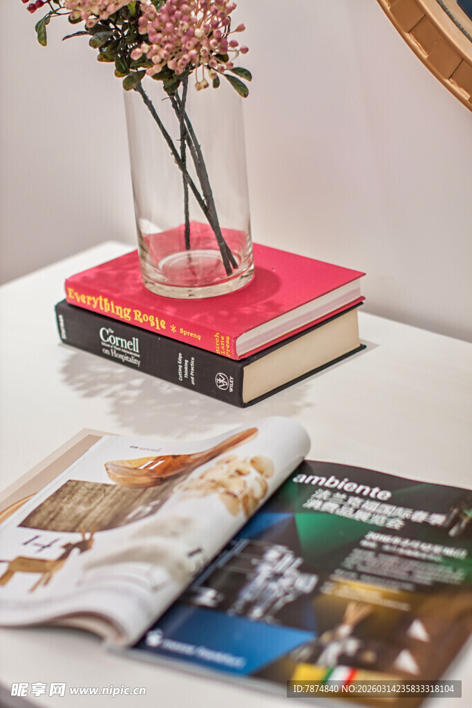 文艺书桌 书籍与鲜花相伴