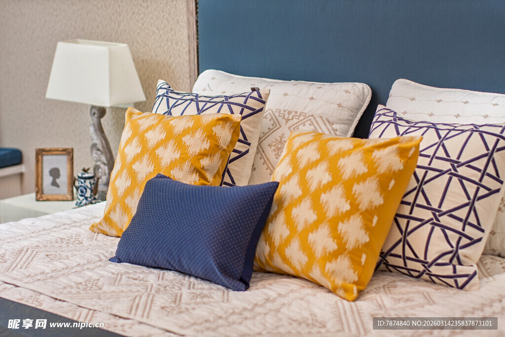 多彩抱枕装点舒适卧室空间