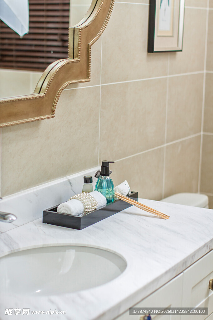 简约浴室洗手台布置展示