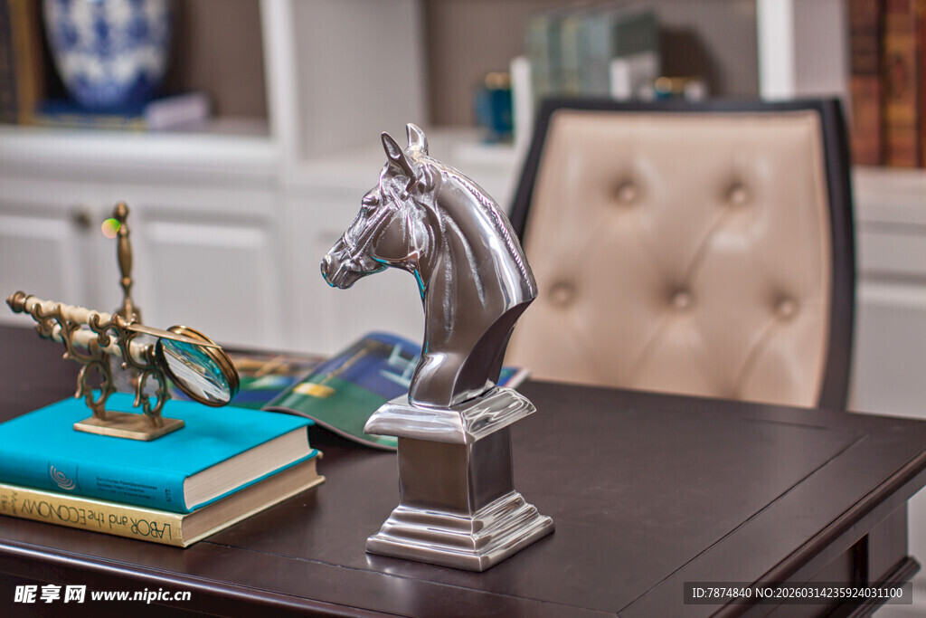 精致马头摆件装点家居空间