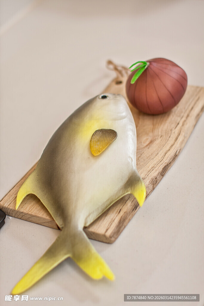 木板上的金鲳鱼与番茄