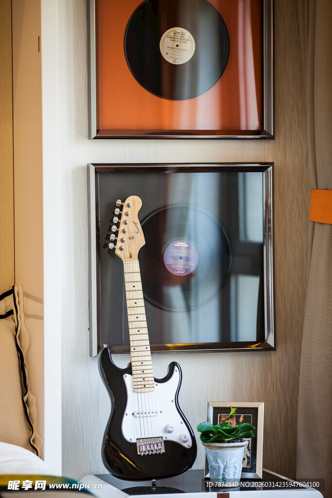 复古音乐角落的吉他与唱片