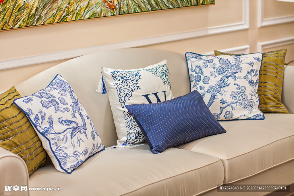 蓝白抱枕装点温馨沙发