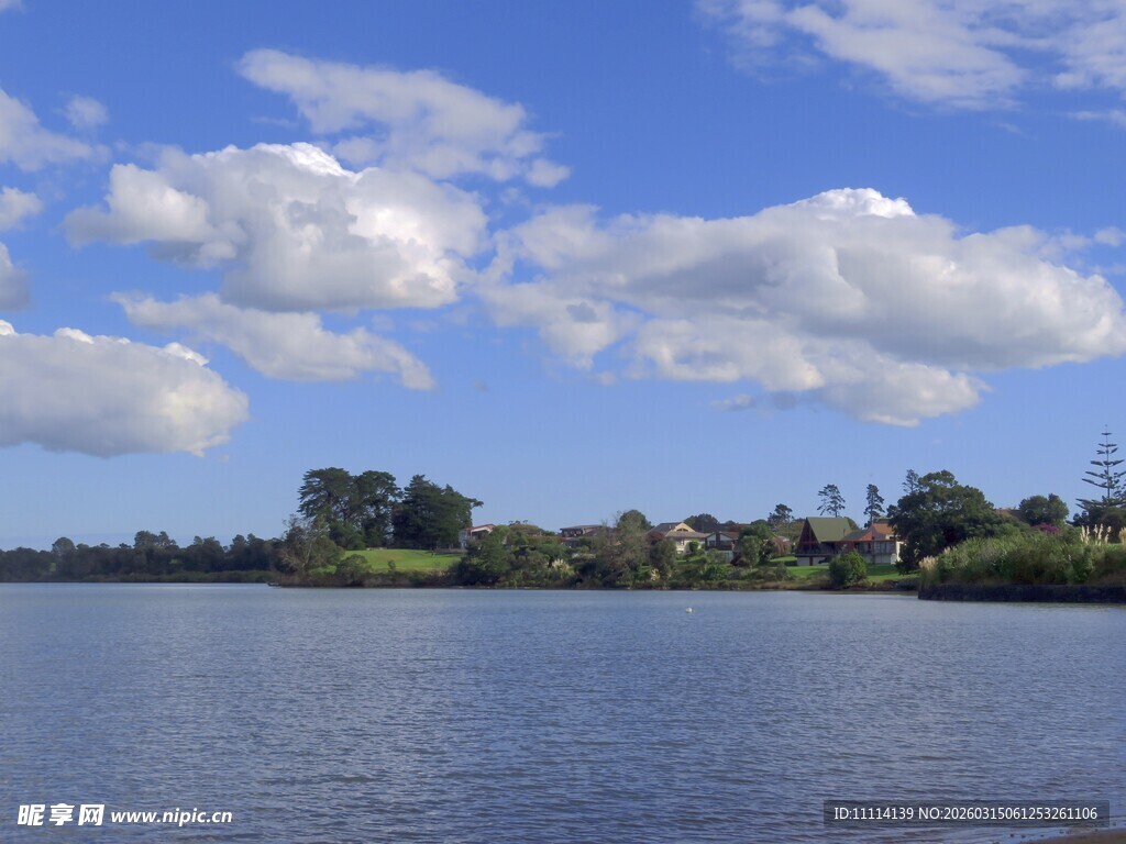 海滨蓝天白云美景