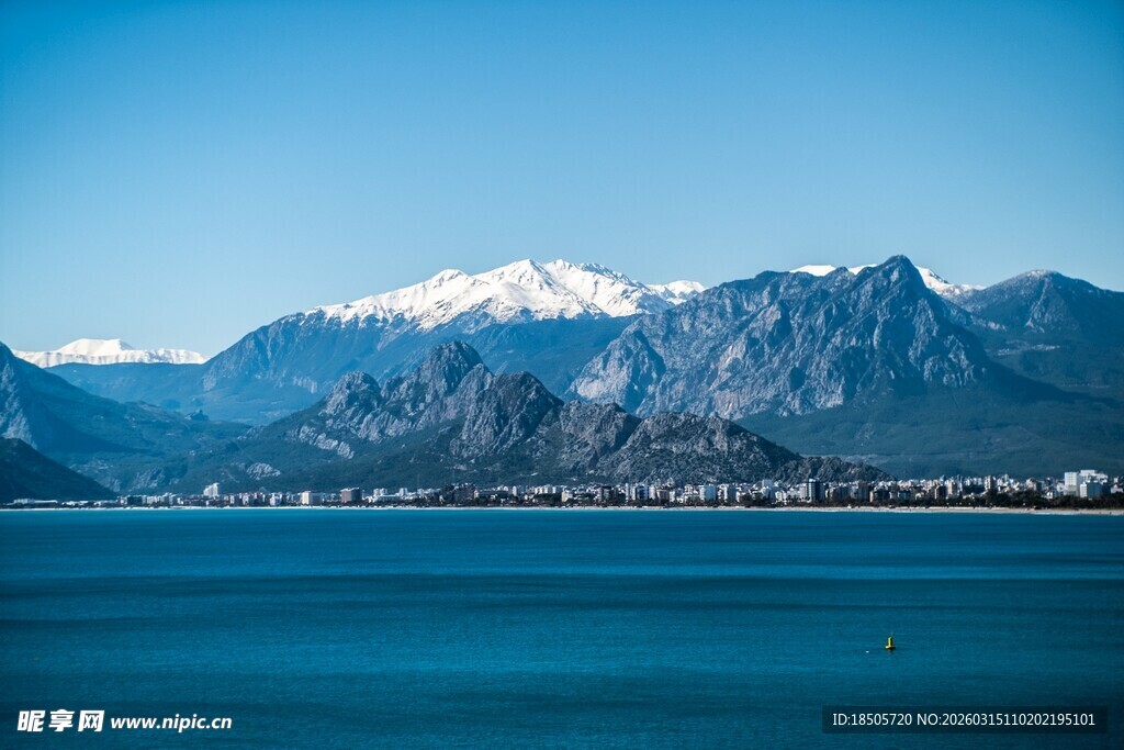 雪山下的蓝色辽阔水域