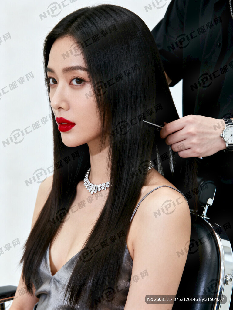 只看到手的一个美发师帮美女剪头